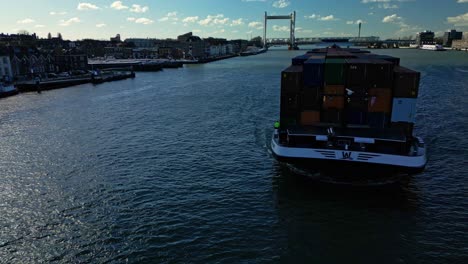 Frachtschiff-„segelt-Nach-Hause“,-Schwimmt-Durch-Die-Niederländische-Stadt-Dordrecht,-In-Der-Wasserstraße-Der-Maas,-Luftaufnahme