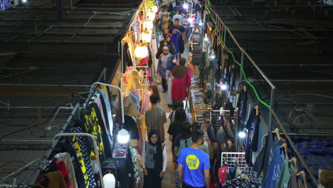 Bazar-Nocturno,-Concurrido,-Gente-Comprando,-Hat-Yai,-Tailandia