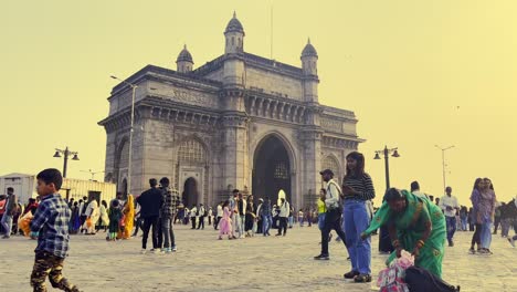 Eine-Seitliche-Aufnahme-Des-Gate-Way-Of-India,-Wo-Wir-Besucher-Sehen-Können,-Wie-Sie-Die-Großartigkeit-Des-Bauwerks-Genießen