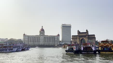 Eine-Aufnahme,-Die-Die-Beiden-Majestätischen-Monumente-„Gate-Way-Of-India“-Und-„Taj-Hotel“-Einfängt