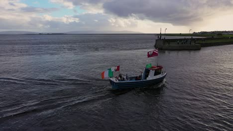 Drohnen-Dolly-Aufnahme-Eines-Traditionellen-Fischerbootes,-Das-In-Den-Claddagh-Dock-In-Galway,-Irland,-Einfährt