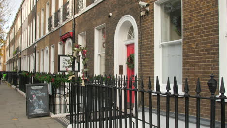 Fassade-Des-Charles-Dickens-Museums-Mit-Eisentor-In-London,-Großbritannien