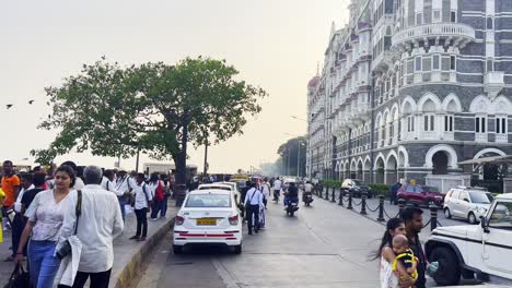 Gente-Caminando-Por-La-Calle-Junto-A-La-Maravilla-Arquitectónica-Del-Hotel-Taj-Mahal-En-Mumbai