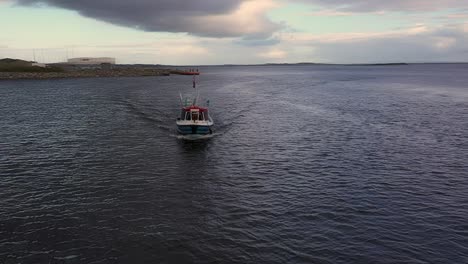Toma-Panorámica-De-Drones-De-Un-Barco-De-Pesca-Tradicional-Entrando-En-El-Muelle-De-Claddagh-En-Galway,-Irlanda