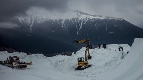 Zeitraffer-Der-Skipistenpräparierung-An-Einem-Verschneiten-Tag-Auf-Einem-Berggipfel