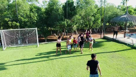 Jugendfeier-Zum-Elfmetersieg-Im-Fußballfeld,-Paraguay