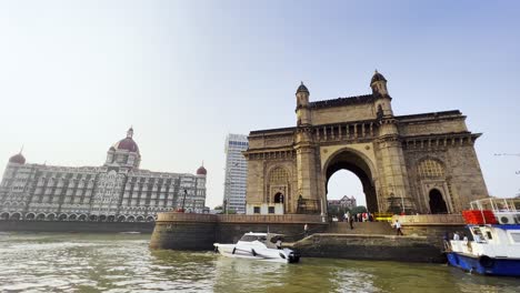 Una-Toma-Gimble-De-La-Puerta-De-Entrada-De-La-India-Y-El-Hotel-Taj-Mahal-Mumbai