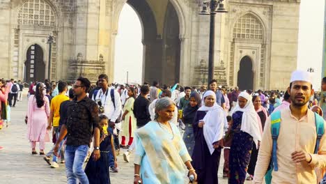 Eine-Aufnahme,-Die-Besucher-Einfängt,-Die-Sich-Am-Gate-Way-Of-India-Amüsieren