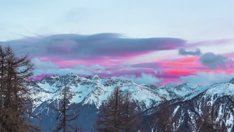 Bunte-Wolkenlandschaft-Bei-Sonnenuntergang-über-Schneebedeckten-Berggipfeln---Zeitraffer