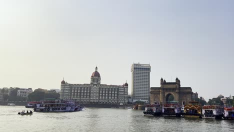 Una-Toma-Amplia-De-La-Entrada-De-La-India-Y-El-Hotel-Taj-Mahal-Tomada-Desde-El-Mar