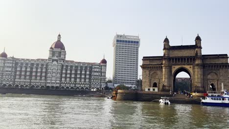 Una-Vista-Impresionante-Del-Hotel-Taj-Mahal-Y-La-Puerta-De-Entrada-De-Mumbai