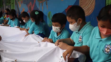 Indonesien---25.-Februar-2023:-Grundschulkinder-Lernen,-„Batik-Jumputan“-Oder-Traditionelle-Javanische-Kleidung-Herzustellen