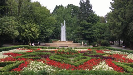 Brunnen-Und-Garten-Im-Koszalin-Park-Im