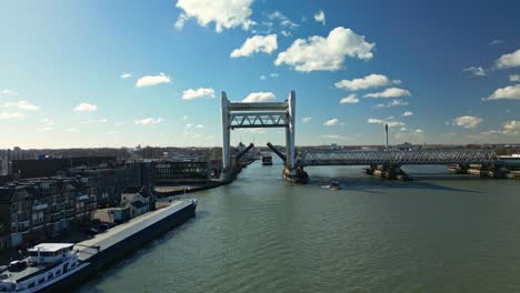 Brücke-Von-Dordrecht,-Öffnung-Für-Das-Nach-Hause-Segelnde-Frachtschiff
