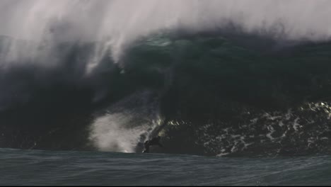 Surf-Extremo-De-Olas-Grandes-En-Nazare