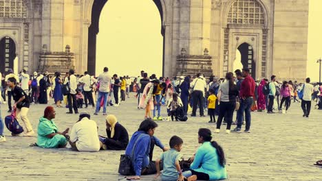 Eine-Aufnahme-Eines-Touristen,-Der-Sich-Am-Gate-Way-Of-India-In-Mumbai-Amüsiert