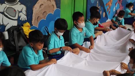 Indonesien---25.-Februar-2023:-Grundschulkinder-Lernen-In-Teamarbeit,-„Batik-Jumputan“-Oder-Traditionelle-Javanische-Kunstkleidung-Herzustellen