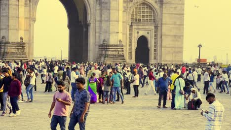 Eine-Aufnahme-Eines-Touristen,-Der-Sich-Am-Gate-Way-Of-India-Amüsiert