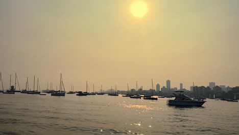 Eine-Aufnahme-Des-Muschelmeeres-Und-Der-Sengenden-Sonne-Vom-Hafen-Von-Mumbai-Aus