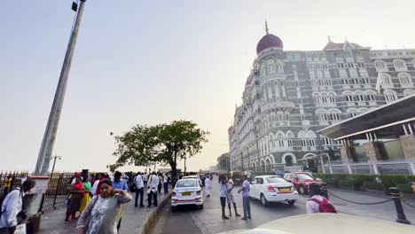 Ein-Blick-Auf-Die-Straße-Am-Taj-Hotel-Voller-Menschen,-Die-Ihren-Weg-Gehen