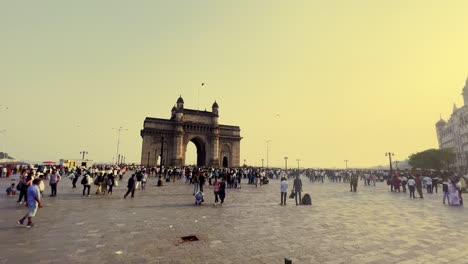 Eine-Establishment-Aufnahme-Des-Gate-Way-Of-India,-Das-In-Mumbai-Voller-Touristen-Ist