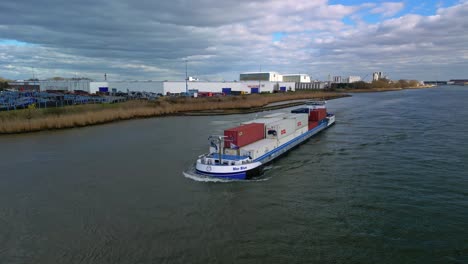 Mer-Blaues-Binnen-Trockenfrachtschiff-Segelt-In-Zwijndrecht-|-Rotterdam,-Niederlande