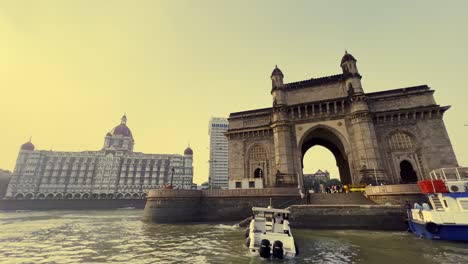 Eine-Aufnahme-Des-India-Gate-Und-Des-Taj-Hotels-Am-Meer-In-Mumbai