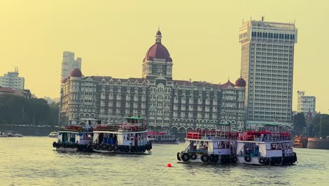 Ein-Kurzer-Blick-Auf-Das-Größte-Hotel-Aller-Zeiten,-Das-Taj-Mahal-Hotel,-Das-Hoch-über-Dem-Arabischen-Meer-Steht