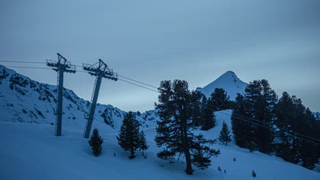 Nightfall-at-a-ski-resort-on-an-overcast-evening---time-lapse