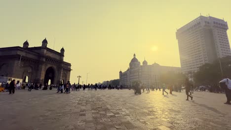 Eine-Totalaufnahme-Eines-Berühmten-Touristenortes-In-Mumbai,-Wo-Wir-Viele-Menschen-Sehen-Können,-Die-Durch-Das-Tor-Indiens-Gehen