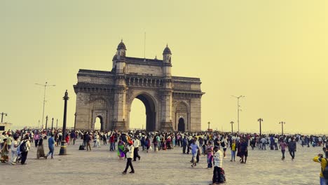 Eine-Statische-Aufnahme-Des-Mit-Besuchern-Gefüllten-Gate-Way-Of-India-In-Mumbai
