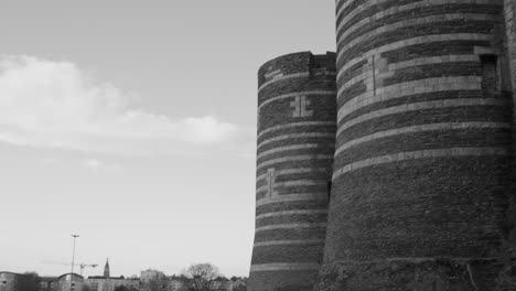 Schwarz-Weiß-Ansicht-Des-Schlosses-Von-Angers,-Einer-Mittelalterlichen-Festung-In-Der-Stadt-Angers,-Maine-et-Loire,-Frankreich