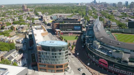 Toma-Cinematográfica-De-Establecimiento-De-Gallagher-Way-Junto-Al-Campo-Wrigley,-Chicago,-Il