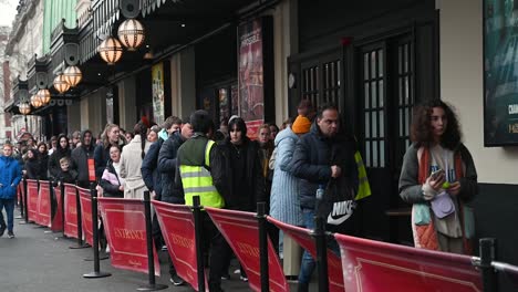 It's-a-long-wait-before-getting-into-Madame-Tussauds,-London,-United-Kingdom