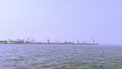 Una-Foto-Del-Puerto-Desde-El-Mar-En-Mumbai