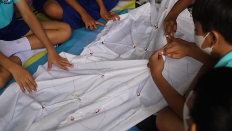Indonesien---25.-Februar-2023:-Grundschulkinder-Lernen,-„Batik-Jumputan“-Oder-Traditionelle-Javanische-Kunstkleidung-Herzustellen