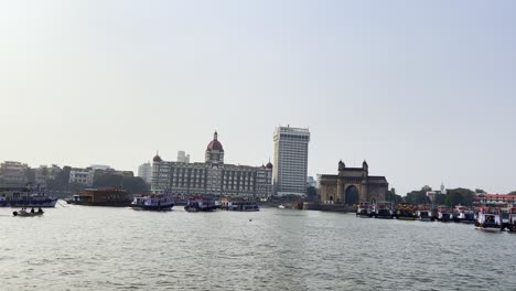 Una-Toma-De-Zoom-De-Los-Grandes-Monumentos-Que-Se-Encuentran-Junto-Al-Mar-Arábigo-En-El-Puerto-De-Mumbai