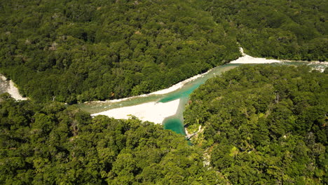 Vista-Aérea-De-Las-Populares-Piscinas-Azules-De-Atracción-Turística-En-El-Río-Makarora,-Nueva-Zelanda