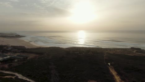 Luftaufnahme-Erstaunlicher-Grüner-Klippen-Mit-Meer-Im-Hintergrund,-Filmischer-FPV-Vogelflug