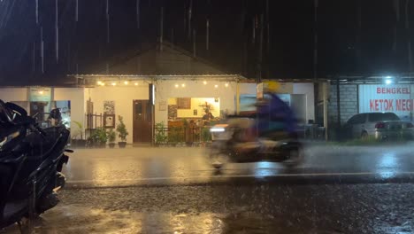 Strömender-Regen-Auf-Bali.-Ein-Restaurant-Auf-Der-Anderen-Straßenseite-Auf-Bali
