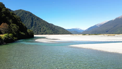 Luftaufnahme-Des-Haast-River-Valley-Neuseeland-An-Einem-Sonnigen-Tag,-LKW-Aufnahme