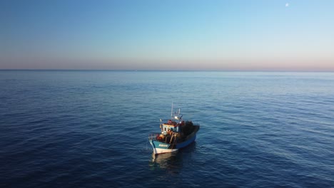 Fischerboot-Mit-Großem-Fangfisch,-Wirbelnder-Schwarm-Möwen,-Luftbild,-Drohne,-Sonnenuntergang,-Winter
