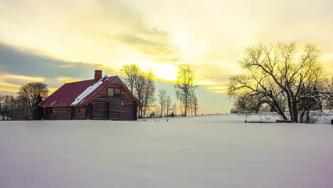 Farbenfroher-Zeitraffer-Des-Sonnenuntergangs-über-Einer-Winterlandschaft-In-Lettland