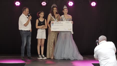 Handaufnahme-Der-Miss-France-Gewinnerin,-Der-Auf-Der-Bühne-Ihr-Scheck-überreicht-Wird