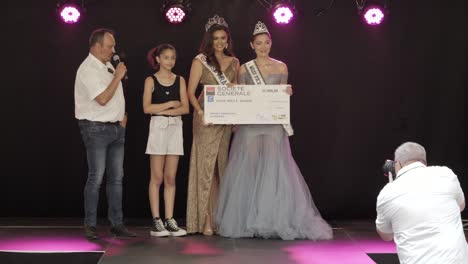 Toma-Manual-De-La-Ganadora-De-Miss-Francia-A-La-Que-Se-Le-Presenta-Su-Cheque-En-El-Escenario