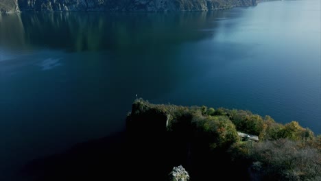 Riesiger-See,-Umgeben-Von-Bäumen-Und-Bergen