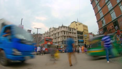 Vueltas-De-Tiempo-De-Los-Vehículos-En-La-Carretera-De-Dhaka,-Bangladesh