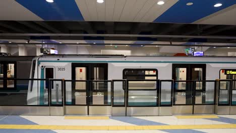 Train-doors-closing-at-a-subway-station,-no-people