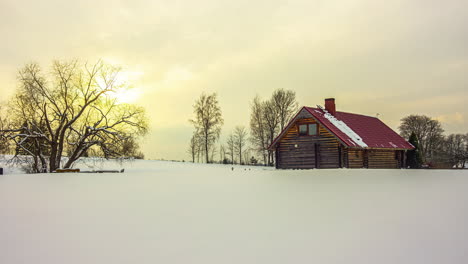 Zeitraffer-Von-Wolken,-Die-Sich-Während-Eines-Sonnenuntergangs-Im-Winter-über-Ein-Traditionelles-Holzhaus-Bewegen