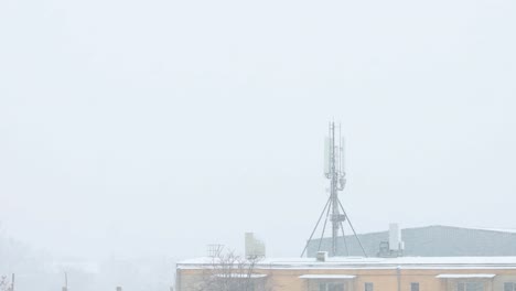Torre-Celular-En-El-Techo-De-Un-Edificio-De-Apartamentos-En-Una-Tormenta-De-Nieve